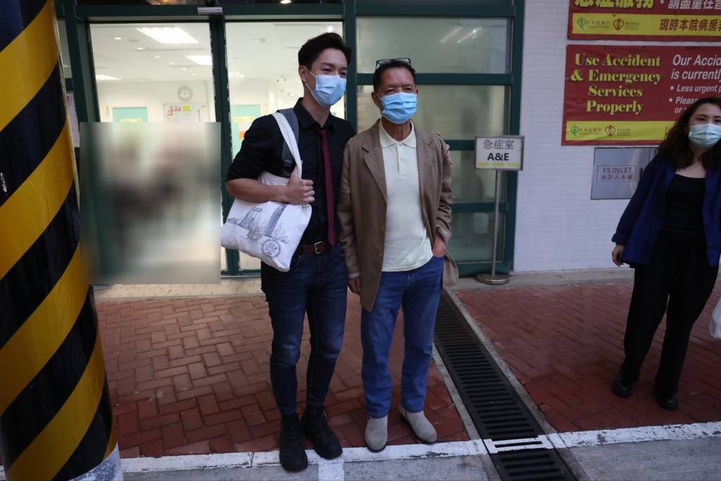 吴伟豪陪同爸爸留步合照，一家三口跟经理人步出医院。
