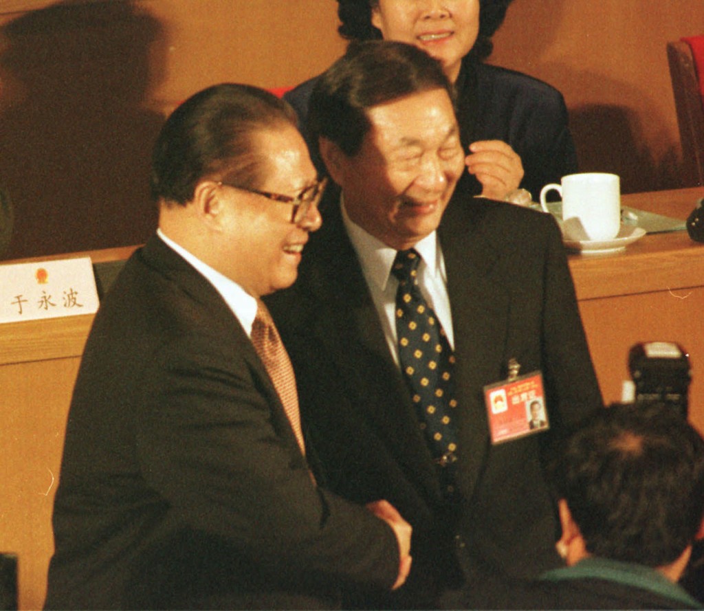 江泽民与时任总理朱镕基握手。资料图片