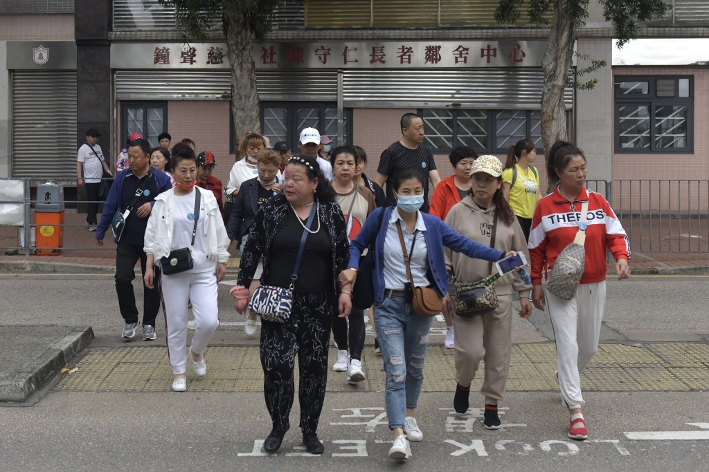 內地平價團在紅磡及土瓜灣造成阻街問題。陳極彰攝