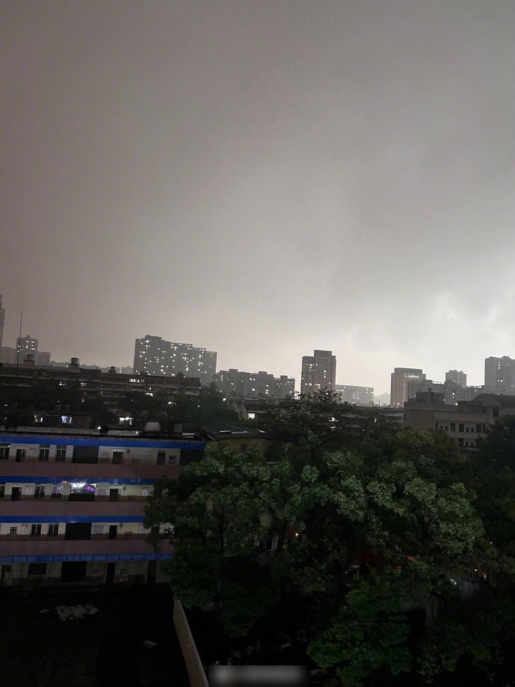 湖南长沙今午受雷暴雨天气影响，出现天空一秒变黑情况。