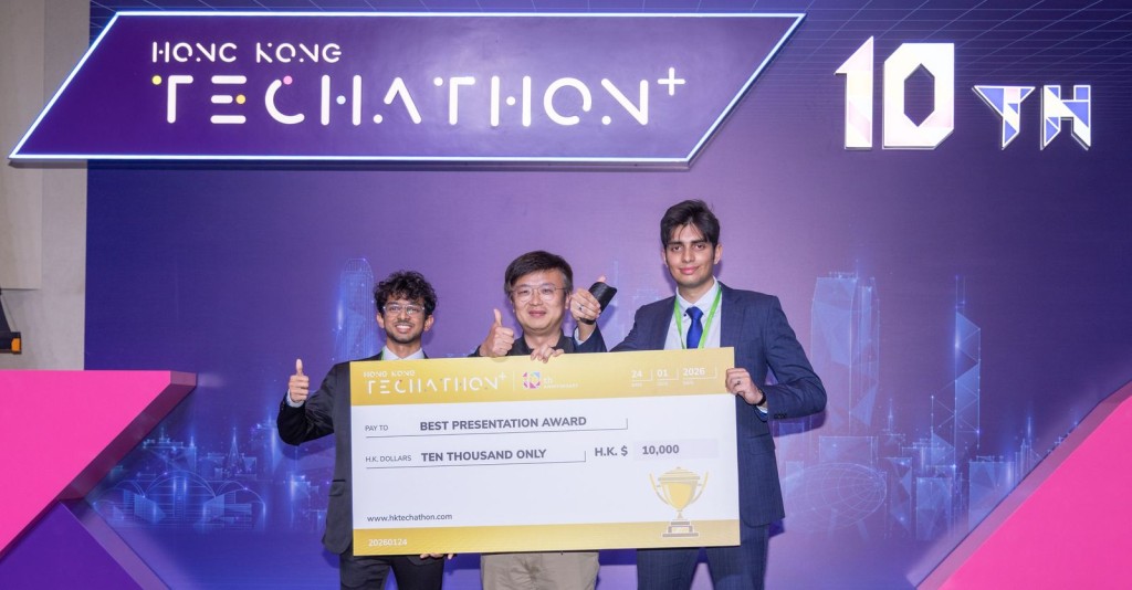 香港科技園公司初創企業生態圈培育及發展總監粘清澤先生（中），頒獎予Cresento行政總裁Struan Gerard Dsouza（左）及聯合創辦人Kushaj Dwivedi（右）。