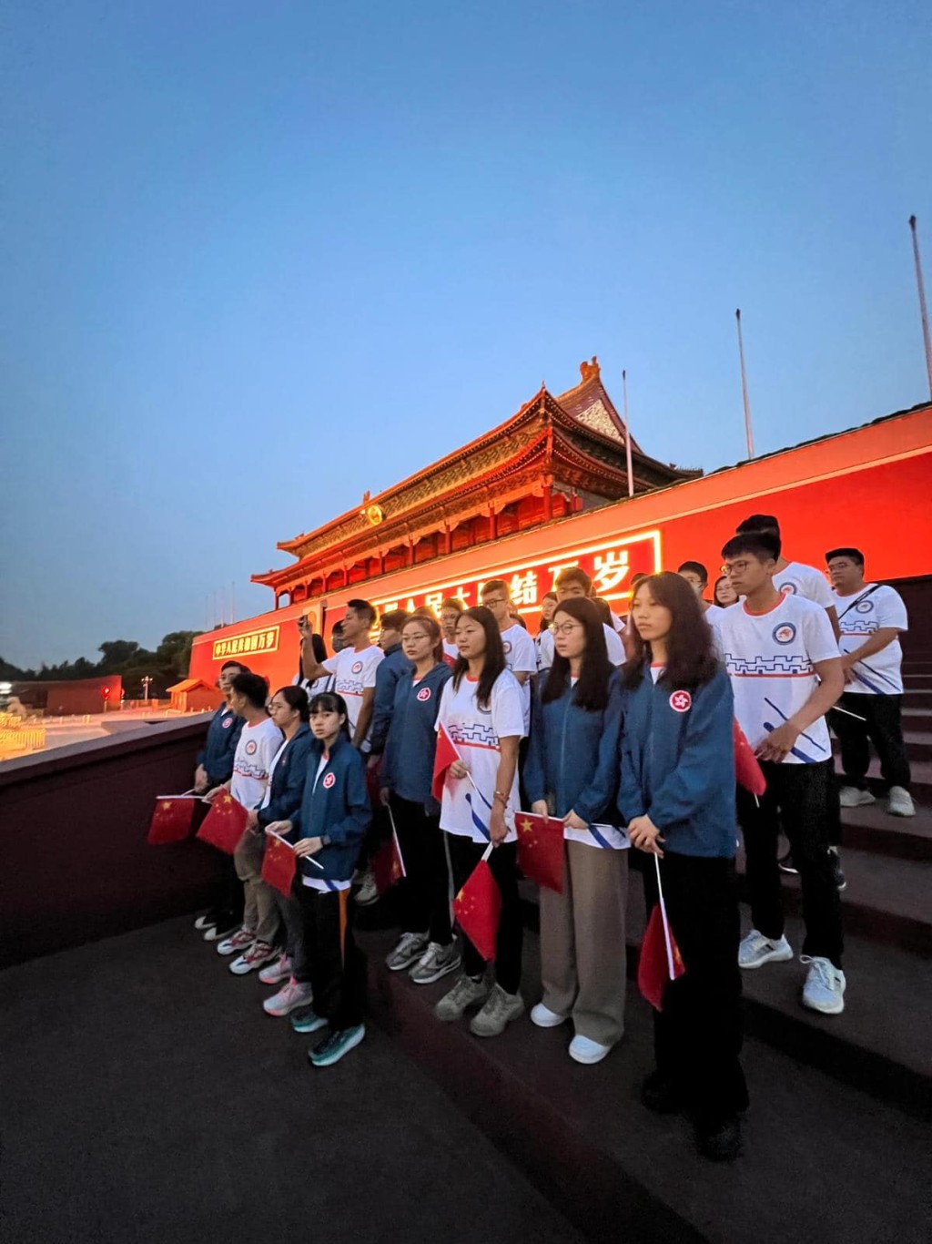 邓炳强（前排左一）率保安局青年领袖到天安门广场观赏升旗仪式。保安局FB