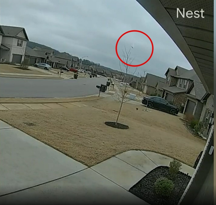 黑鷹墜落過程被住宅區攝影機拍下。