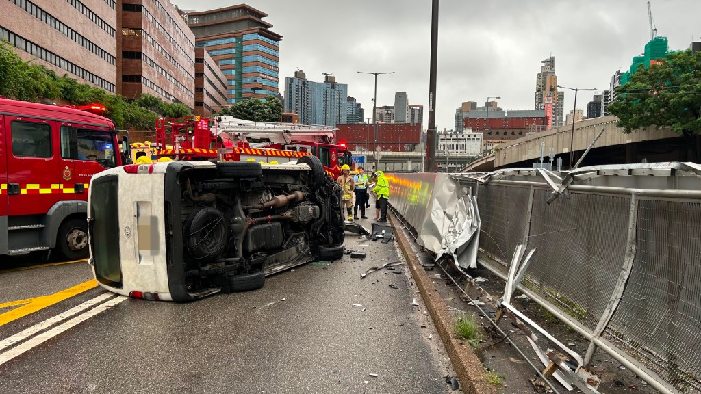 客貨車翻側於路面,約10米長的路邊欄杆被撞毀。蔡楚輝攝 客貨車翻側於路面,約10米長的路邊欄杆被撞毀。蔡楚輝攝