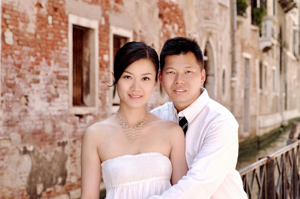 方健仪2010年10月10日与无线新闻工程人员洪楚恒结婚。