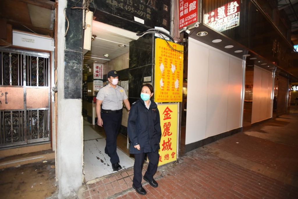 警方及食環署突擊巡查夜總會。