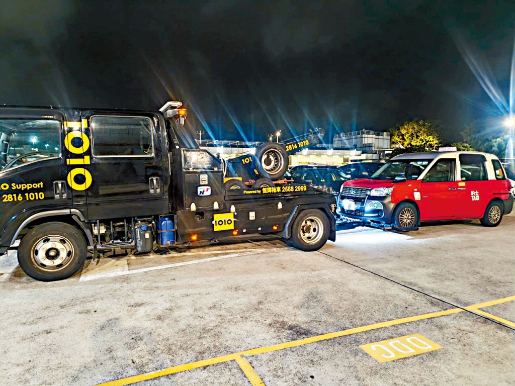 警方扣查涉案的士。