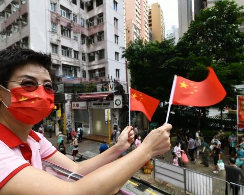 市民戴五星旗口罩。