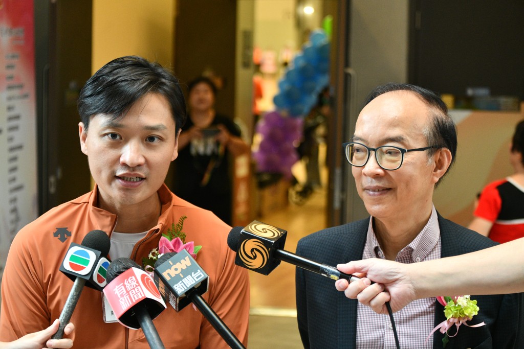 立法会议员郑泳舜表示，游客见到咁靓嘅服饰都会觉得香港喺一个好漂亮嘅地方。卢江球摄