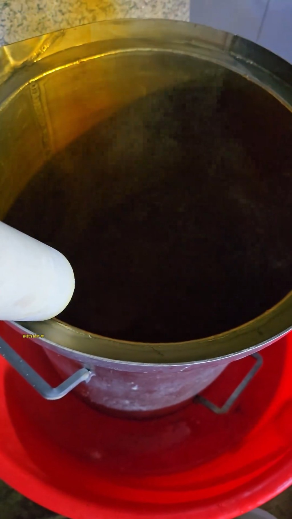 男子將舊SIM卡提煉出黃金。抖音@客家煉金師-橋 男子將舊SIM卡提煉出黃金。抖音@客家煉金師-橋