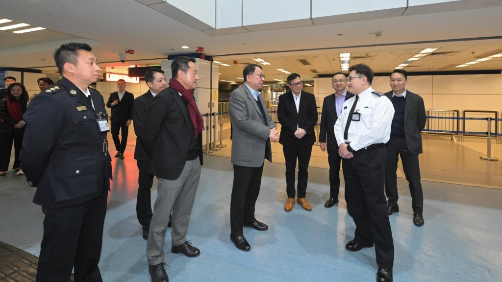 陳國基（左4）大年初一在鄧炳強（右4）、郭俊峯（右3）和陳子達（左3）陪同下，視察羅湖管制站。政府新聞處