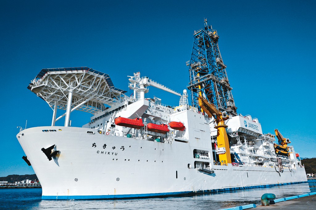 日本深海科學探測船「地球號」。