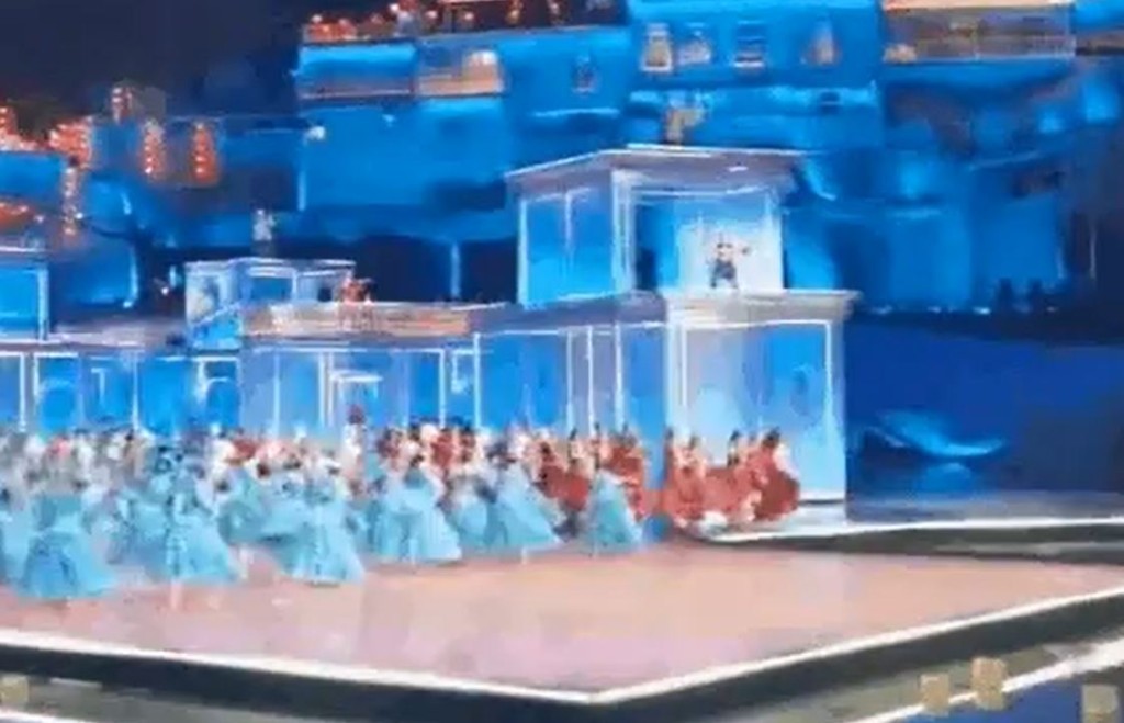 迪麗熱巴當時走到台邊，讓後排的表演者上前。