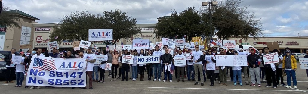 德州华裔11日在休斯顿唐人街游行，抗议禁止华人买房产。 网上图片