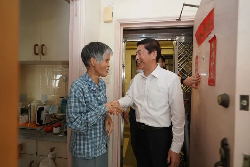 駱惠寧去年探訪長者及劏房戶。資料圖片