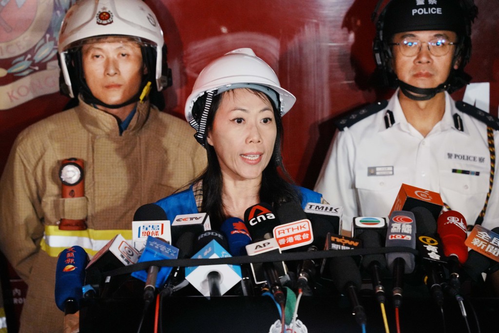 陳巧敏在宏福苑火災時見記者。