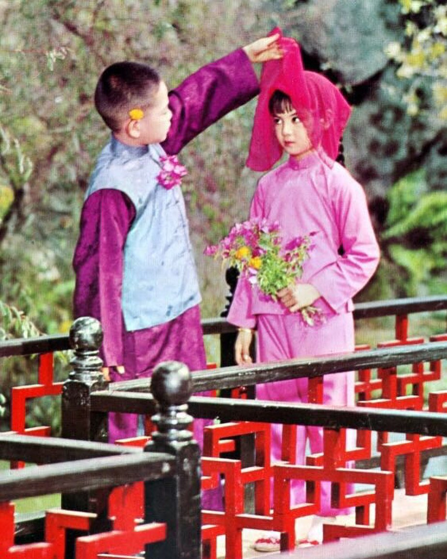 謝玲玲當年擊敗逾千名小朋友獲得演出1964年《婉君表妹》，飾演婉君的童年。