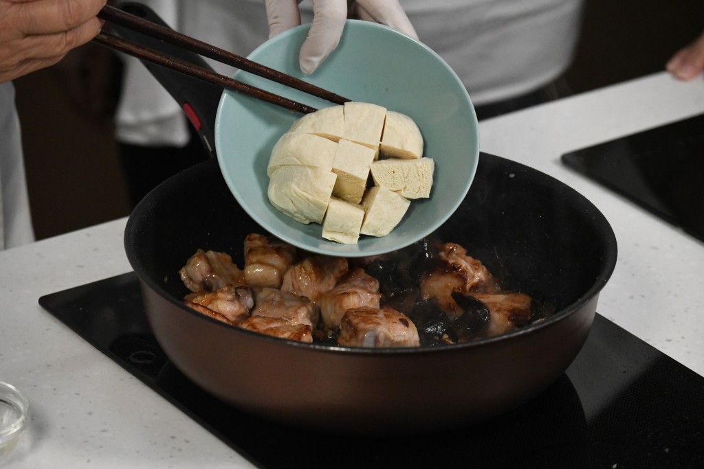 冰豆腐可以盡吸醬汁鮮味。 冰豆腐可以盡吸醬汁鮮味。