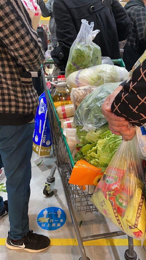 民眾搶購的食物包括蔬菜及白米等。 (網上圖片)
