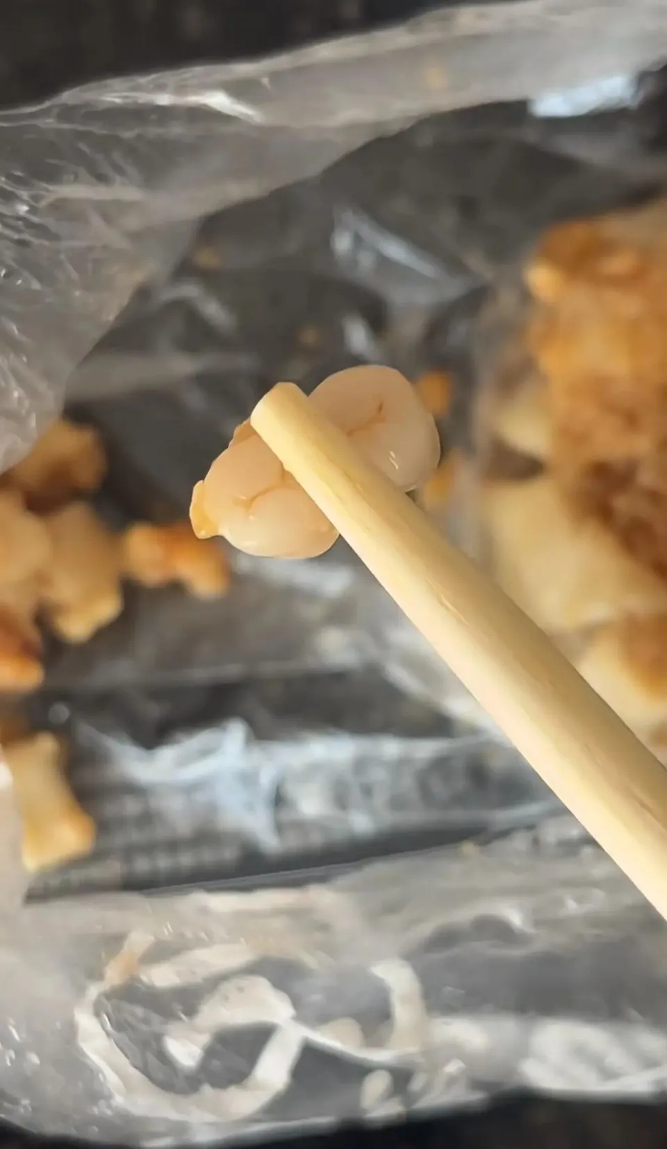 東莞食客燒賣吃出兩顆相連牙齒。 東莞食客燒賣吃出兩顆相連牙齒。