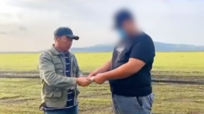 孫某回到現場向草場主人道歉並賠償。網圖