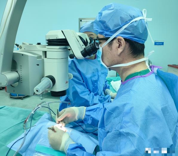 医生动手术从眼眶内取出笔头。