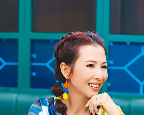 ■蔡少芬自爆當年與袁詠儀合作時扮愛看書，其實是不敢跟對方交談。