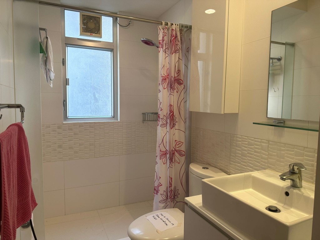 浴室窗戶有助排走室内濕氣，保持室内乾爽通風。
