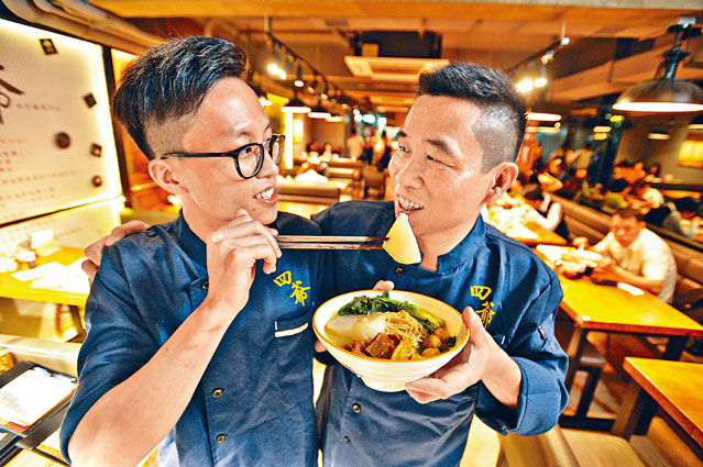 ■五十歲的韓宗博（右），與二十二歲的兒子韓子俊合力經營食肆。