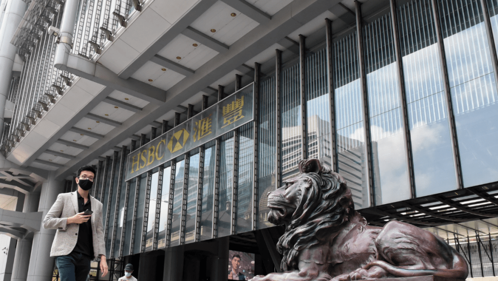 黃國英建議投資者買滙豐可「攤長來入」,例如現價買一些,等股價稍回又再買一些。 黃國英建議投資者買滙豐可「攤長來入」,例如現價買一些,等股價稍回又再買一些。