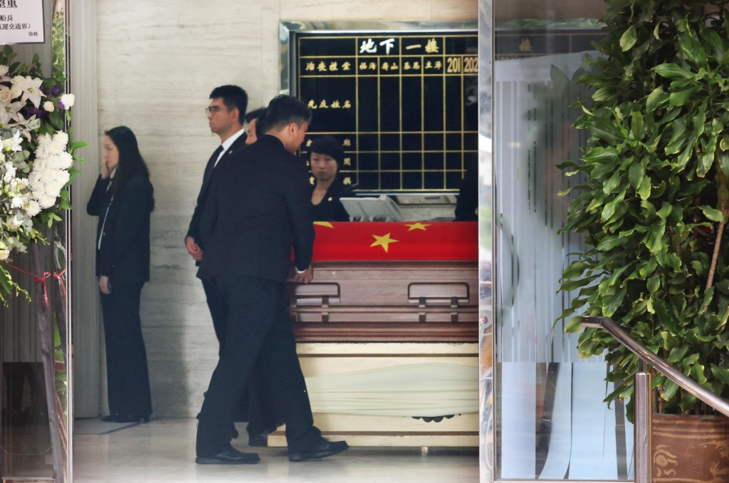 董建華靈柩蓋上國旗。 董建華靈柩蓋上國旗。