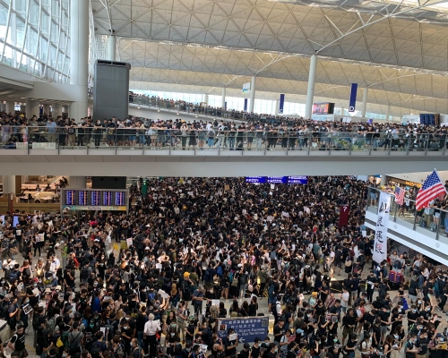 國泰呼籲員工盡快離開機場。