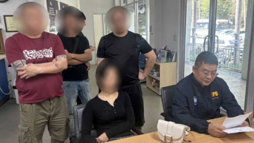 Bua與男友的朋友一同報警。  amarintv