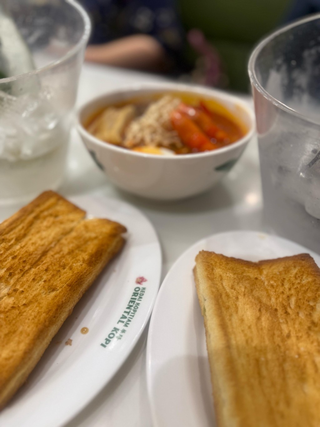 朱朱品嘗咖央多士、肉骨茶等當地美食。