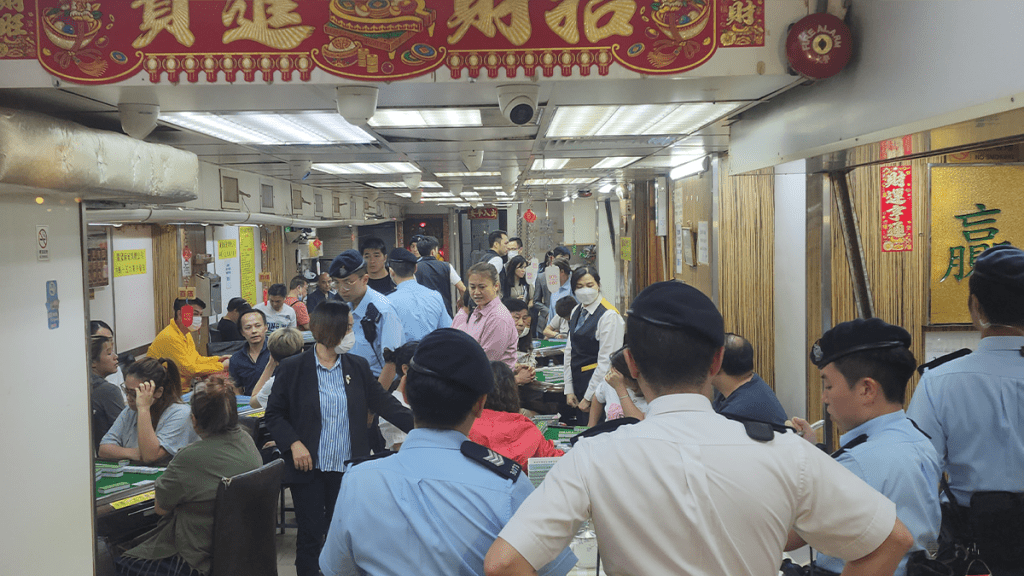 犁庭掃穴|打擊黑幫氣燄 半百警巡深水埗麻雀館。黃文威攝