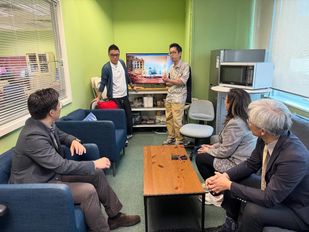 他表示了解電視節目製作背後的故事。