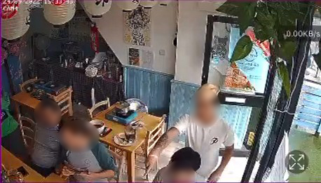 餐厅CCTV记录了一行人离开前情况。