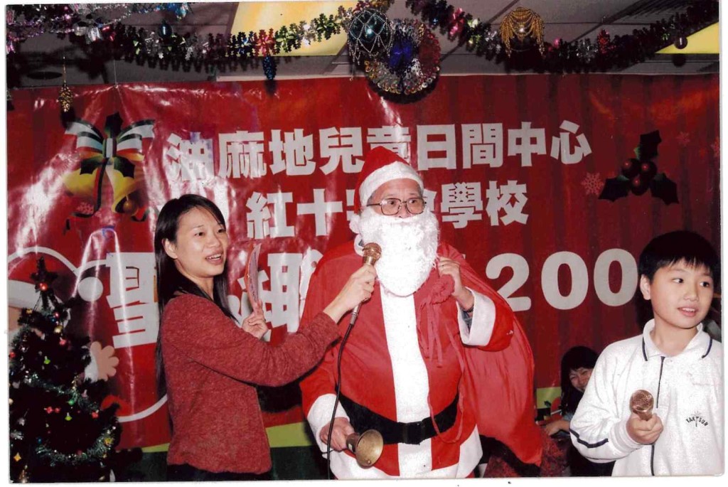 華烱(中)在佳節裝扮成聖誕老人,為社區老幼帶來歡樂。(香港紅十字會提供) 華烱(中)在佳節裝扮成聖誕老人,為社區老幼帶來歡樂。(香港紅十字會提供)
