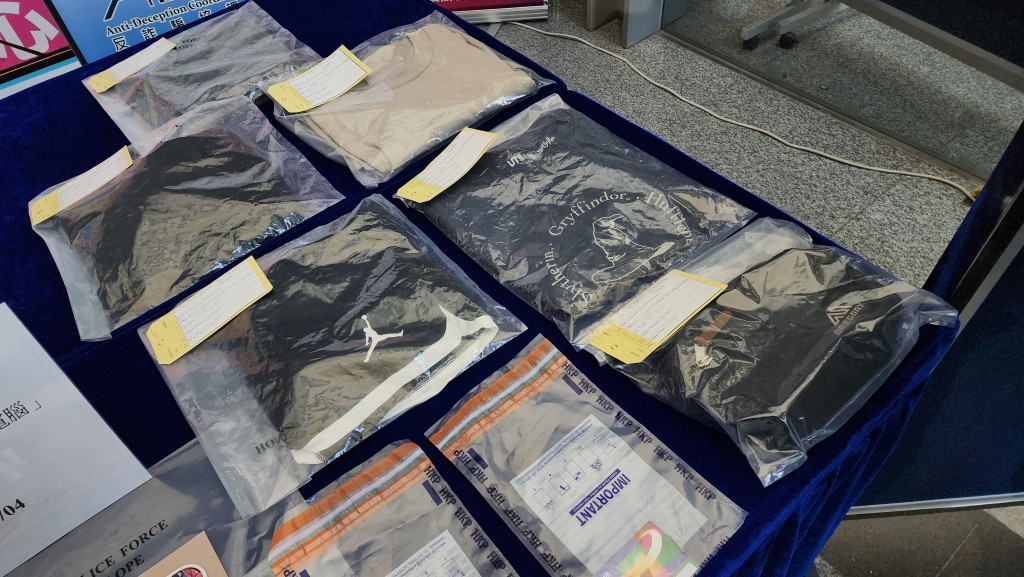 警方在行動中檢獲被捕人犯罪時身穿的衣物及犯案工具，並起回15張游戲卡。