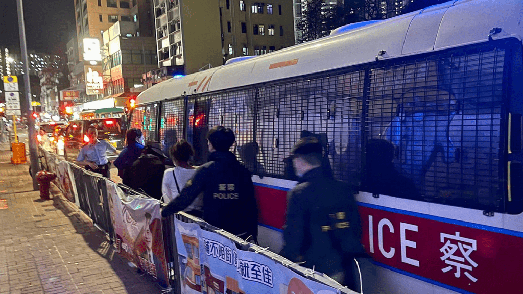 行動中,警方拘捕16人,包括男主持。警方提供