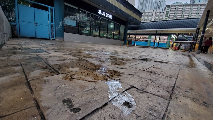 大窩口餐廳遭潑銀油刑毀，現場留下沾有油漆的鞋印。蔡楚輝攝