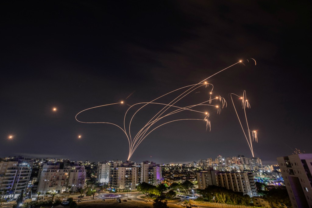 以色列铁穹防空系统击落加沙发射的火箭图片，获普立兹奖。路透社
