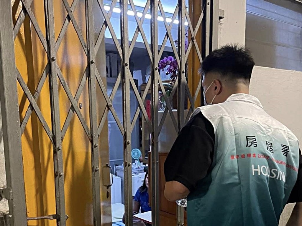 房署人員協助受影響居民。fb:房委會 - 公屋人情風貌 房署人員協助受影響居民。fb:房委會 - 公屋人情風貌