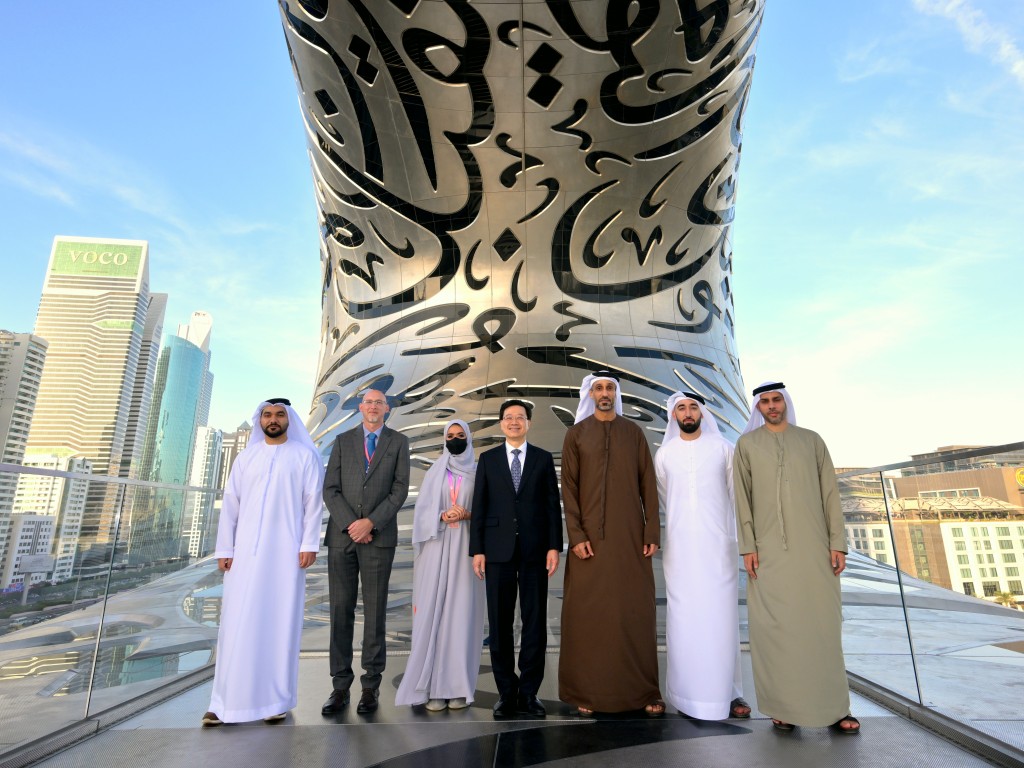 李家超（中）、迪拜未來基金會行政總裁Khalfan Belhoul（右三）及博物館代表合照。
