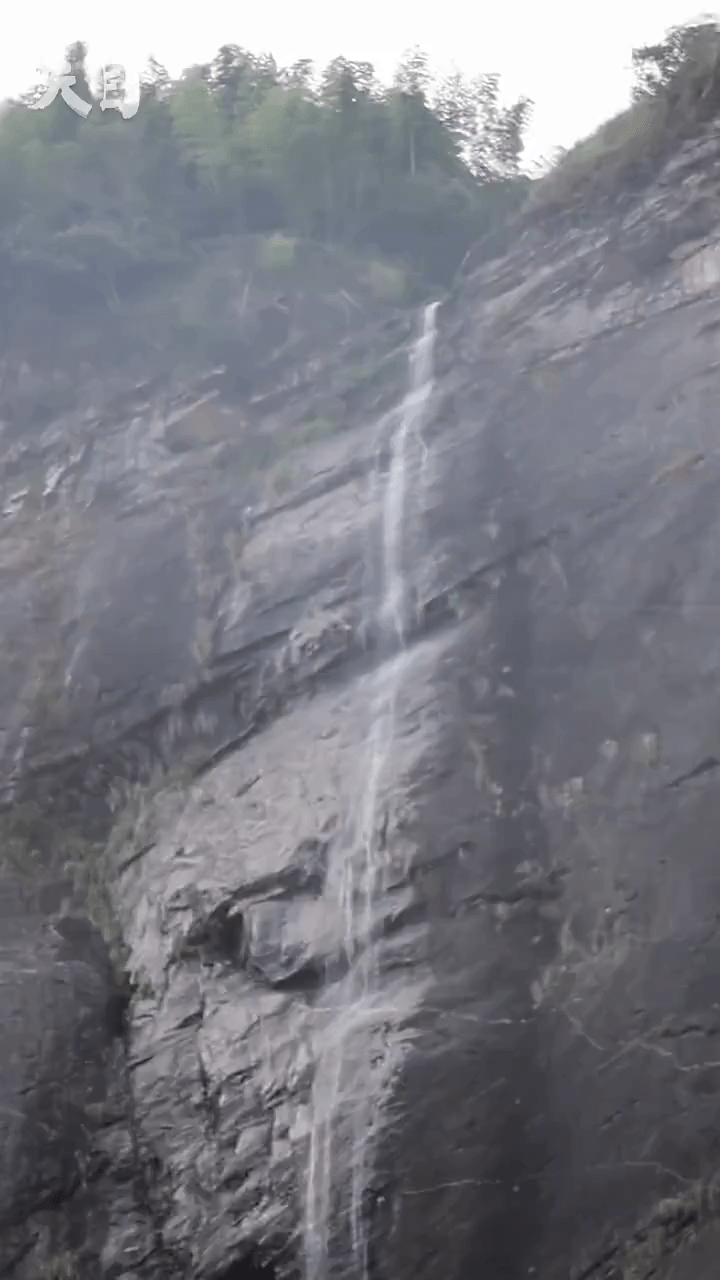 江西庐山瀑布缩成「一条綫」。