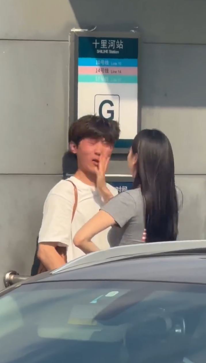 北京男子被女友當街連摑八巴無還手獲讚。