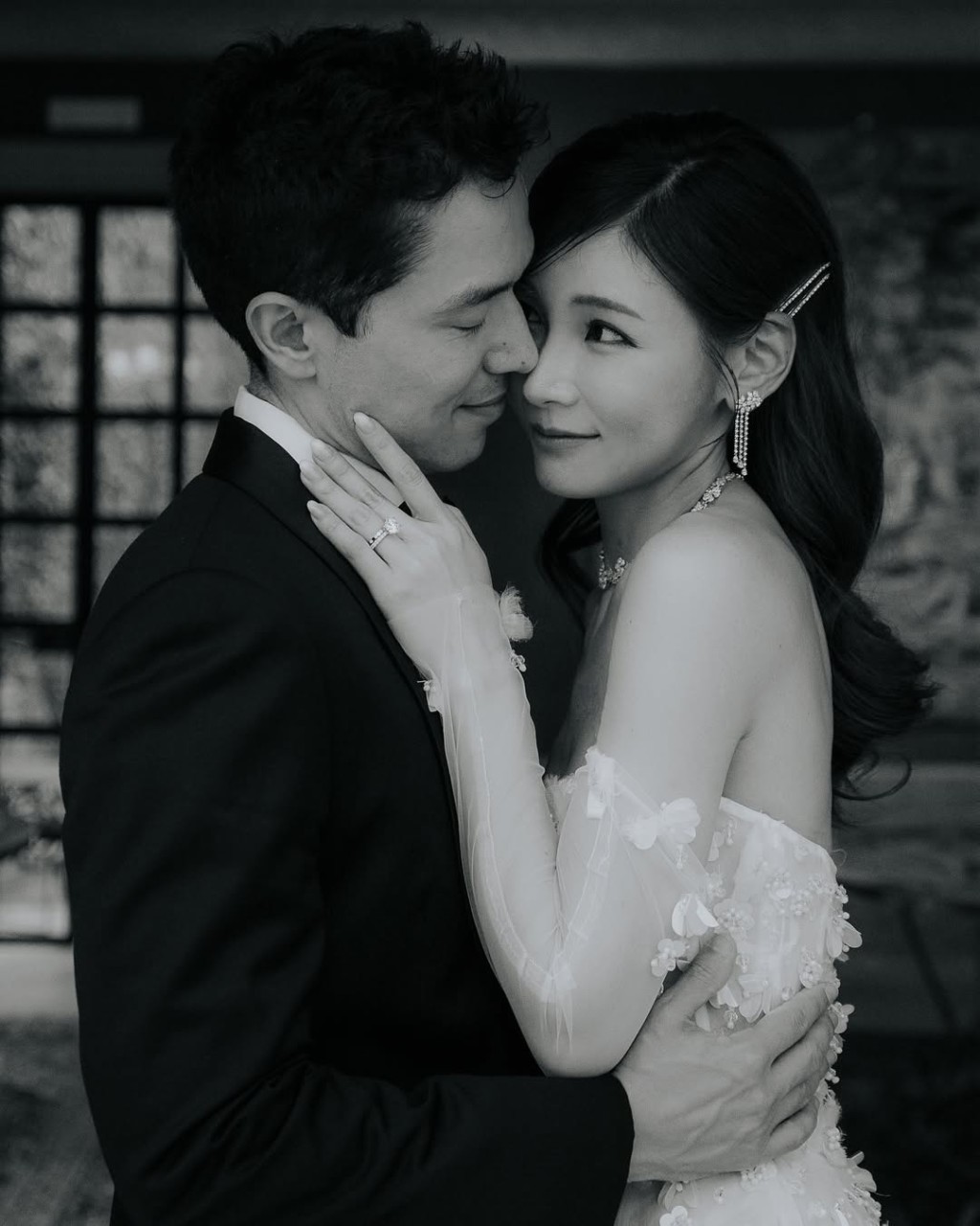 簡淑兒的宮廷款式婚紗相當性感。 簡淑兒的宮廷款式婚紗相當性感。