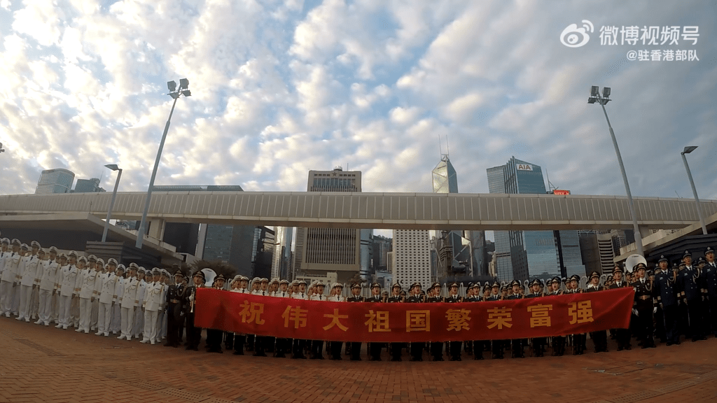 升国旗仪式结束后，驻香港部队官兵们还在中区军用码头组织「云拜年」活动，为全国人民送上新春的美好祝福。解放军驻港部队微博片段截图