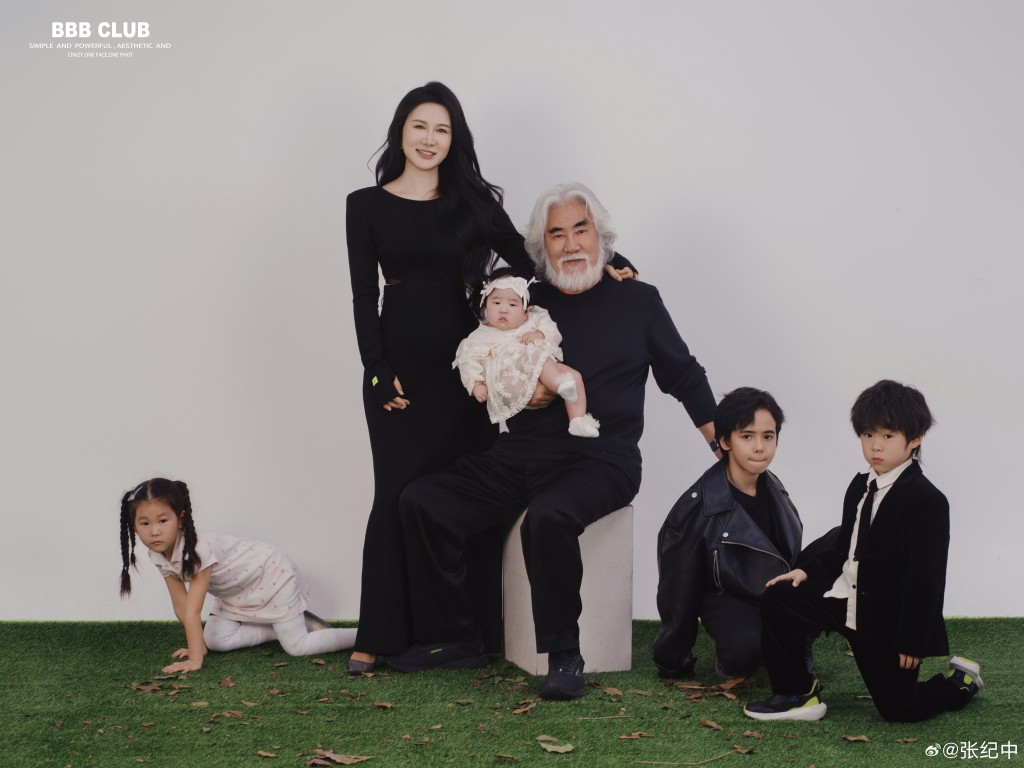 74歲的張紀中與43歲妻子杜星霖，去年誕下幼女。微博