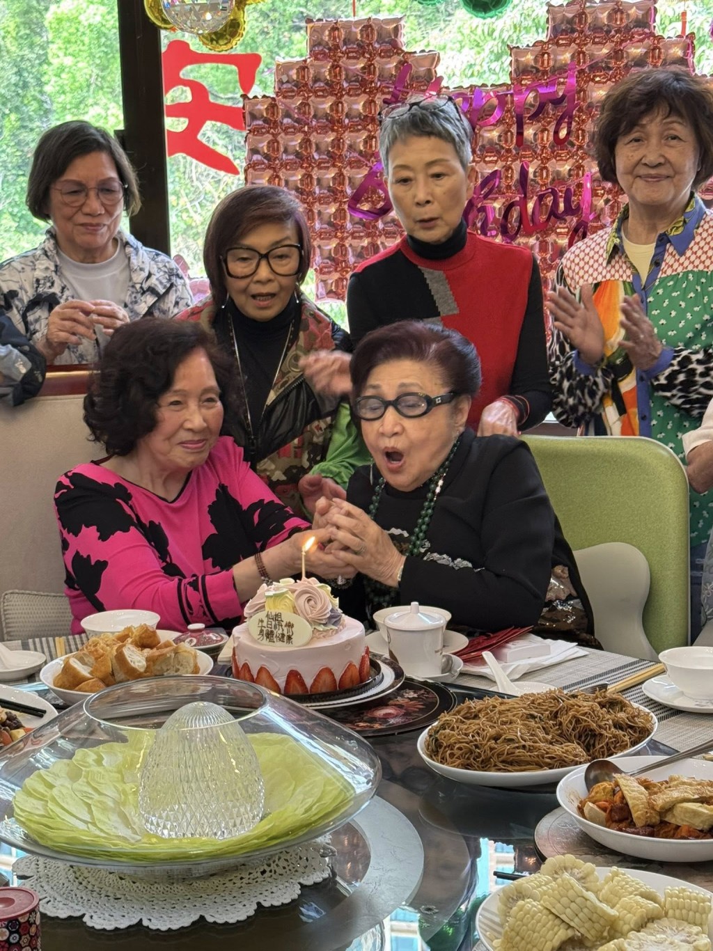 白雪仙與徒弟們慶祝。